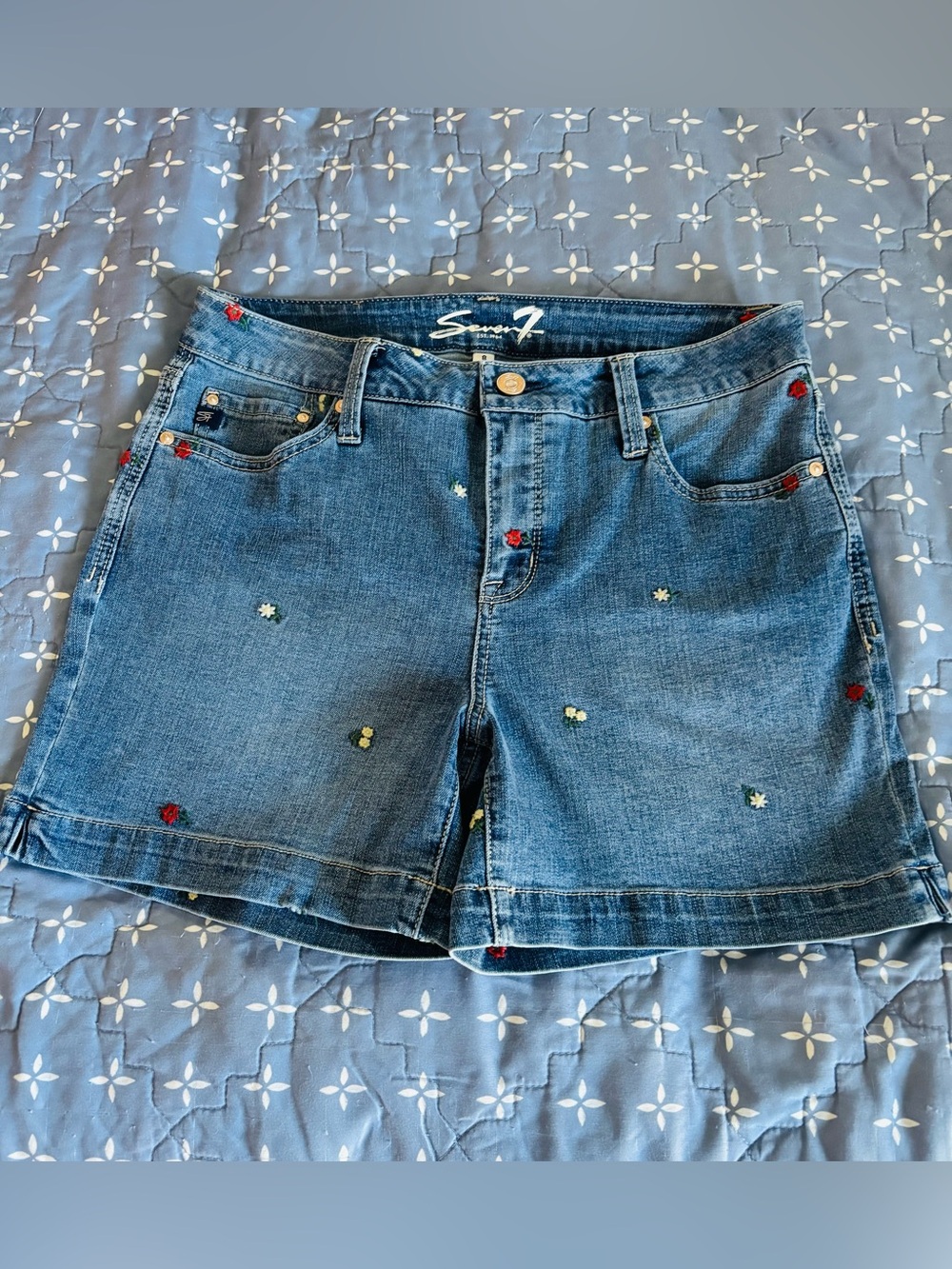 Women’s Seven7 Weekend Embroidered Denim Shorts Size 8 New without Tags